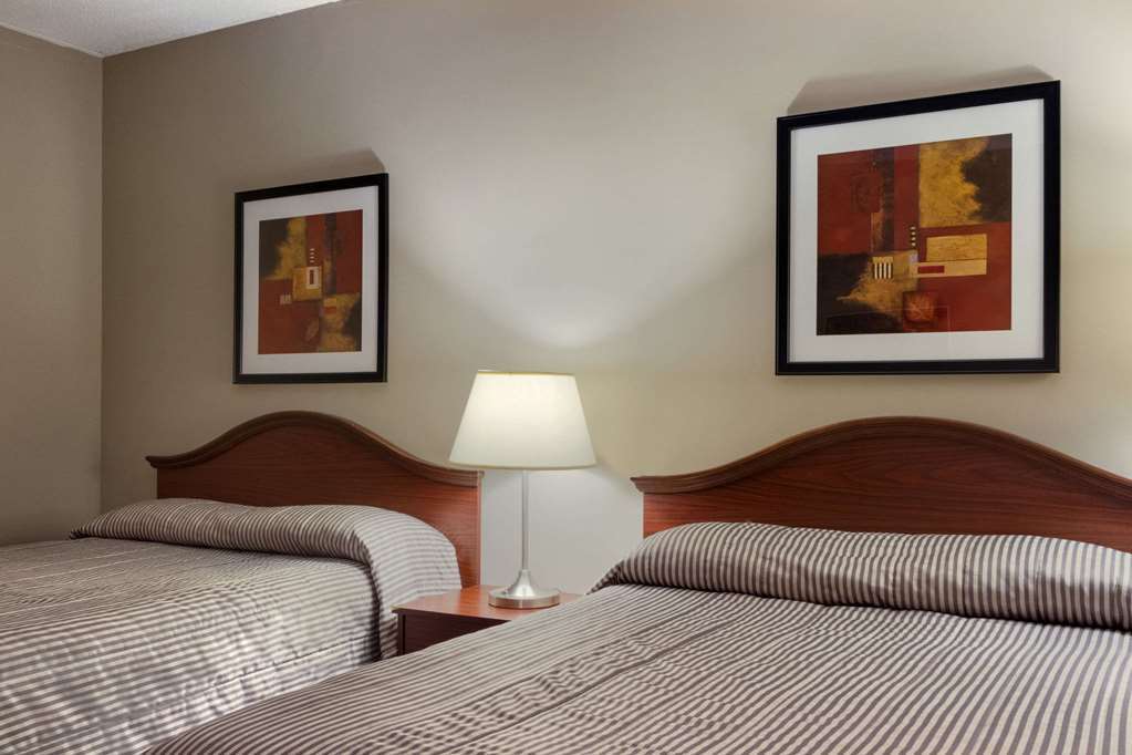 Travelodge Hotel By Wyndham Kingston Lasalle Room photo
